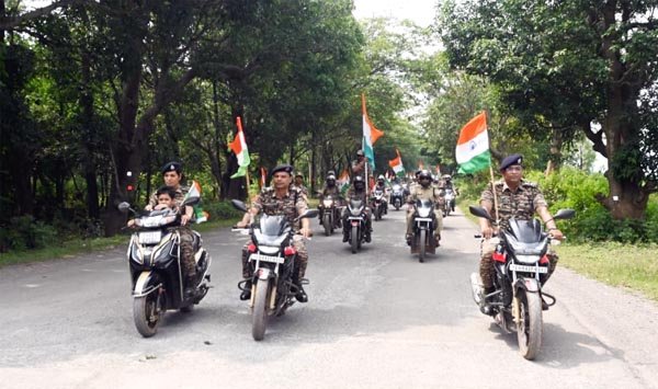 बारसूर में 195 बटालियन सीआरपीएफ की हर घर तिरंगा बाइक रैली