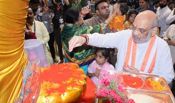 अमित शाह ने की लालबागचा राजा में पूजा-अर्चना