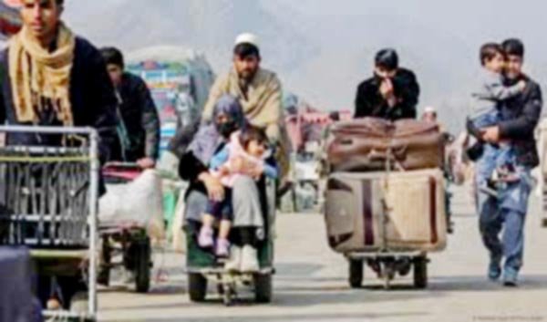 ईरान और पाकिस्तान से 1693 अफगान शरणार्थी परिवार स्वदेश लौटे