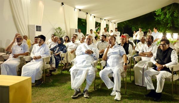 इंडिया गठबंधन की बैठक में 25 दलों के नेता शामिल