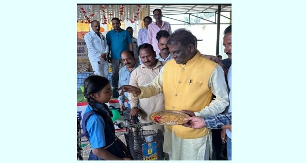 विधायक चौधरी ने दीवानगंज में 72 विद्यार्थियों को बांटी साइकिलें