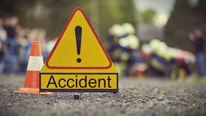 सेमरिया से रीवा आ रही यात्री बस पलटने से दर्जन भर यात्री घायल
