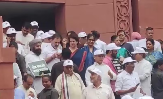 ‘SIR’ और ‘वोट चोरी’ के खिलाफ राहुल गांधी के नेतृत्व में विपक्ष का मार्च