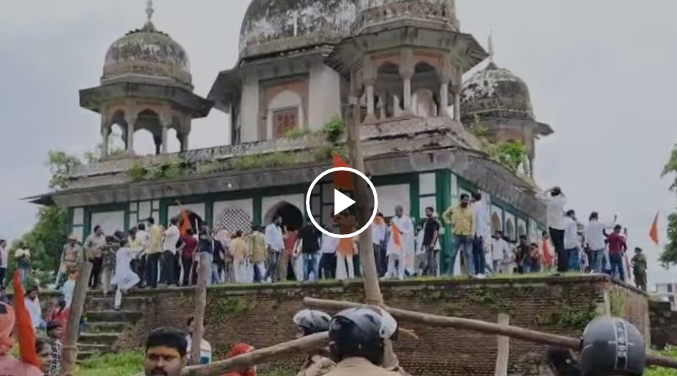 फतेहपुर में मकबरे को लेकर बवाल, हिंदू संगठनों ने मंदिर बताकर की तोड़फोड़