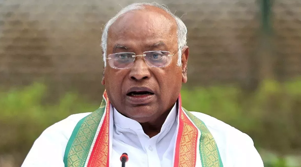 ‘वोट चोर गद्दी छोड़’ : खरगे