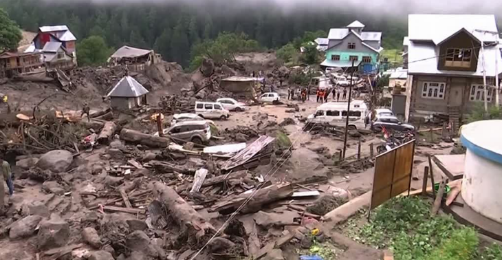 किश्तवाड़ आपदा: मृतकों का आंकड़ा 60 के पार, सीएम ने किया प्रभावित गांव का दौरा