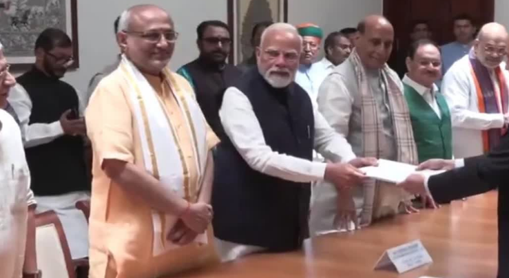 सीपी राधाकृष्णन ने भरा उपराष्ट्रपति पद का पर्चा, क्या इंडिया ब्लॉक रोक सकेगा NDA का रथ?