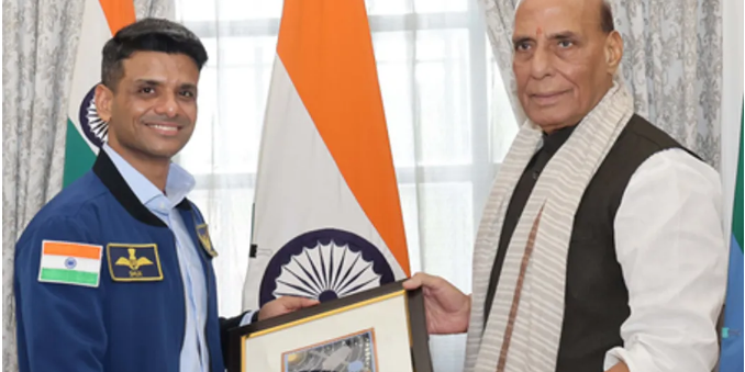 राजनाथ से मिले ग्रुप कैप्टन शुक्ला