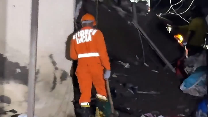 महाराष्ट्र: विरार में 10 साल पुरानी इमारत ढही, 2 की मौत, मलबे में 3-4 लोग दबे होने की आशंका