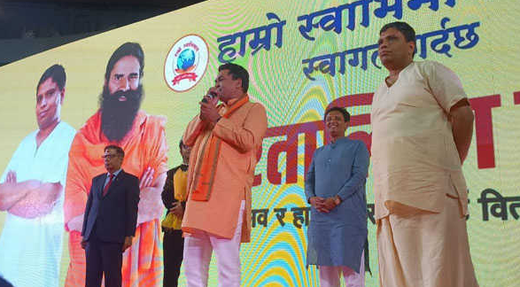 आचार्य बालकृष्ण ने हरितालिका तीज में सहभागिता की