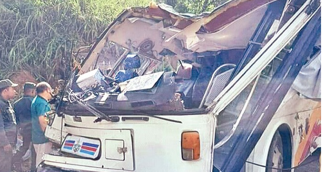 श्रीलंका में स्कूल वैन दुर्घटना में दो छात्रों की मौत, 13 घायल