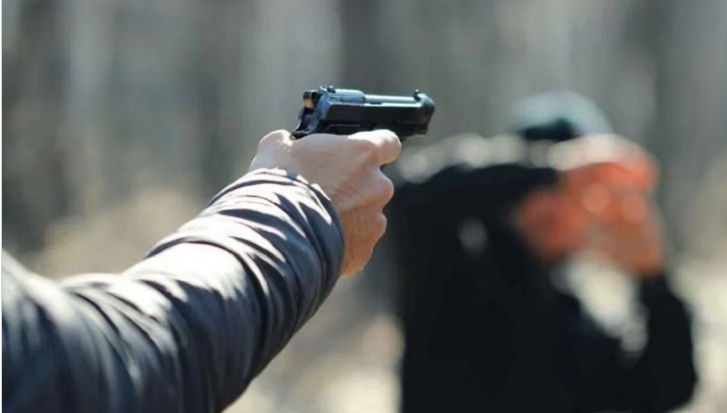 मुरैना में दो पक्षों में मारपीट व गोलीबारी, एक महिला घायल