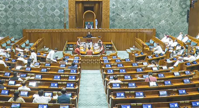 संसद मॉनसून सत्र: ‘विपक्षी सांसदों’ के ‘जोरदार हंगामे’ के चलते ‘लोकसभा’ की ‘कार्यवाही’ 2 बजे तक ‘स्थगित’!