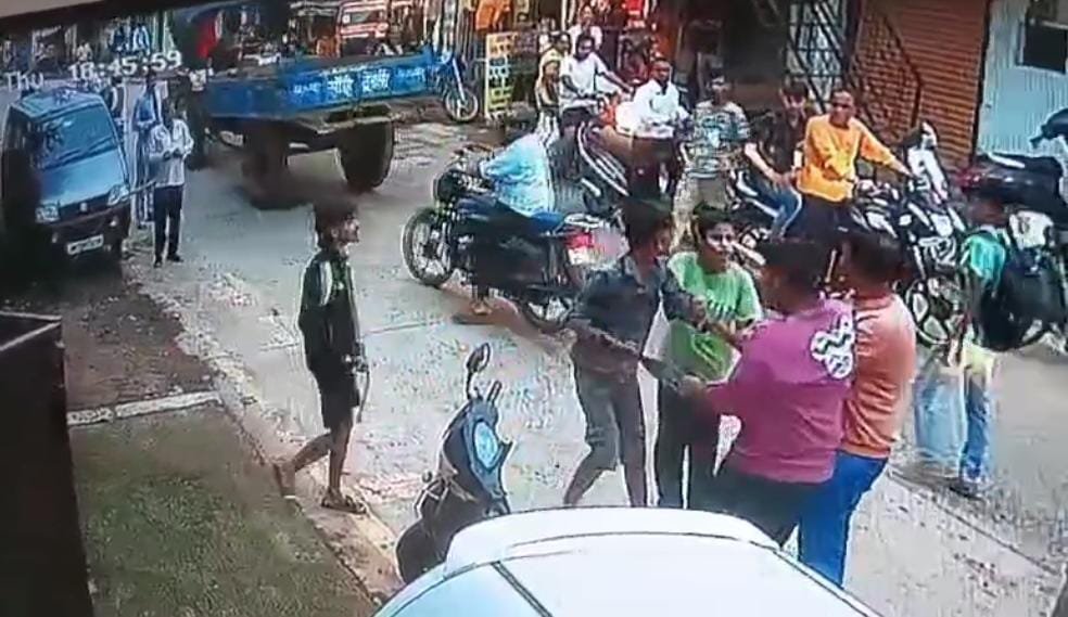 नाबालिकों ने सरेराह मचाया उपद्रव , पिता, पुत्र पर हमला 