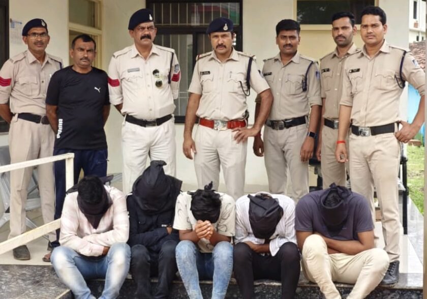 वेयरहाउस से हुई चोरी के मामले में 5 आरोपी गिरफ्तार