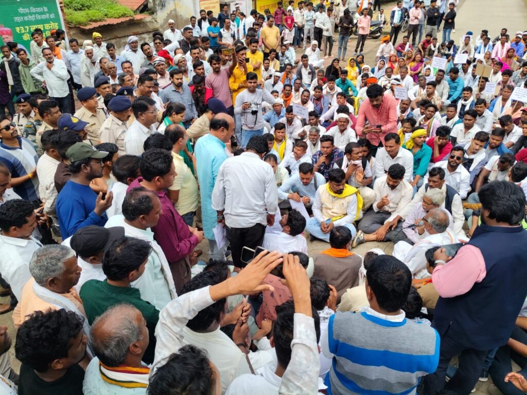 भैंसदेही में आदिवासी समुदाय के युवक के साथ मारपीट पर धरना प्रदर्शन