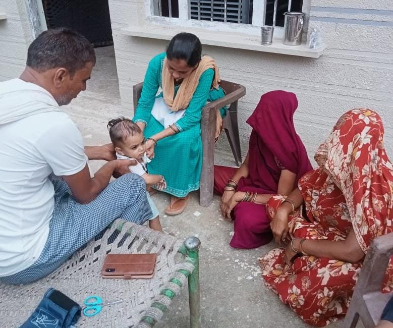 एसडीएम ने बाढ़ आपदा ग्रस्त गांव में ही लगवाया स्वास्थ्य शिविर