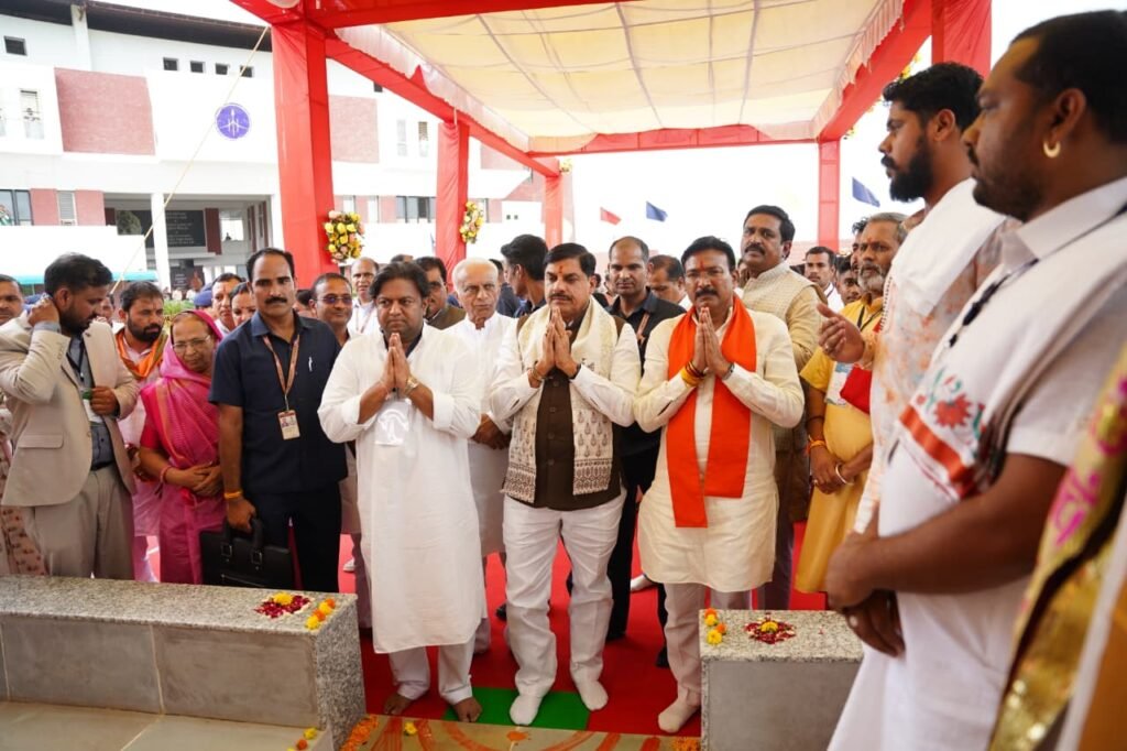 CM ने विद्यार्थियों से किया संवाद, कहा आप भी बन सकते है PM-CM 