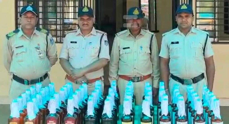 रेलवे प्लेटफॉर्म पर GRP ने इंदौर से आ रही 72 शराब की बोतलें जब्त की