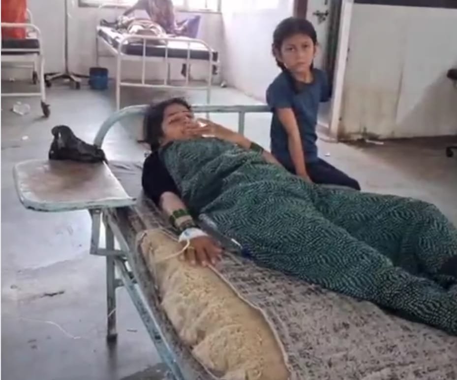 आधुनिक लॉन्ड्री होने के बाद भी जिला अस्पताल में नहीं मिल रही चादरें