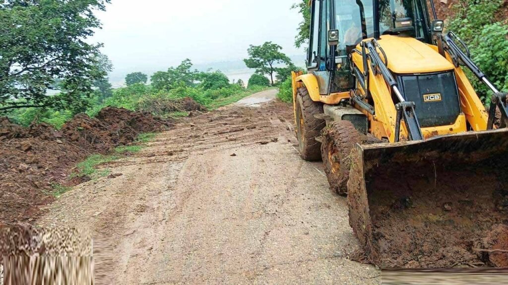 16 घंटे बाद सड़क का हटा मलवा