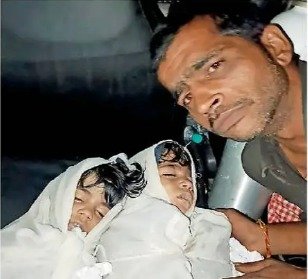 दोनों मृत बच्चों के शव असली पिता कोे सौंपे, पत्नी को देख मारने दौड़ा 