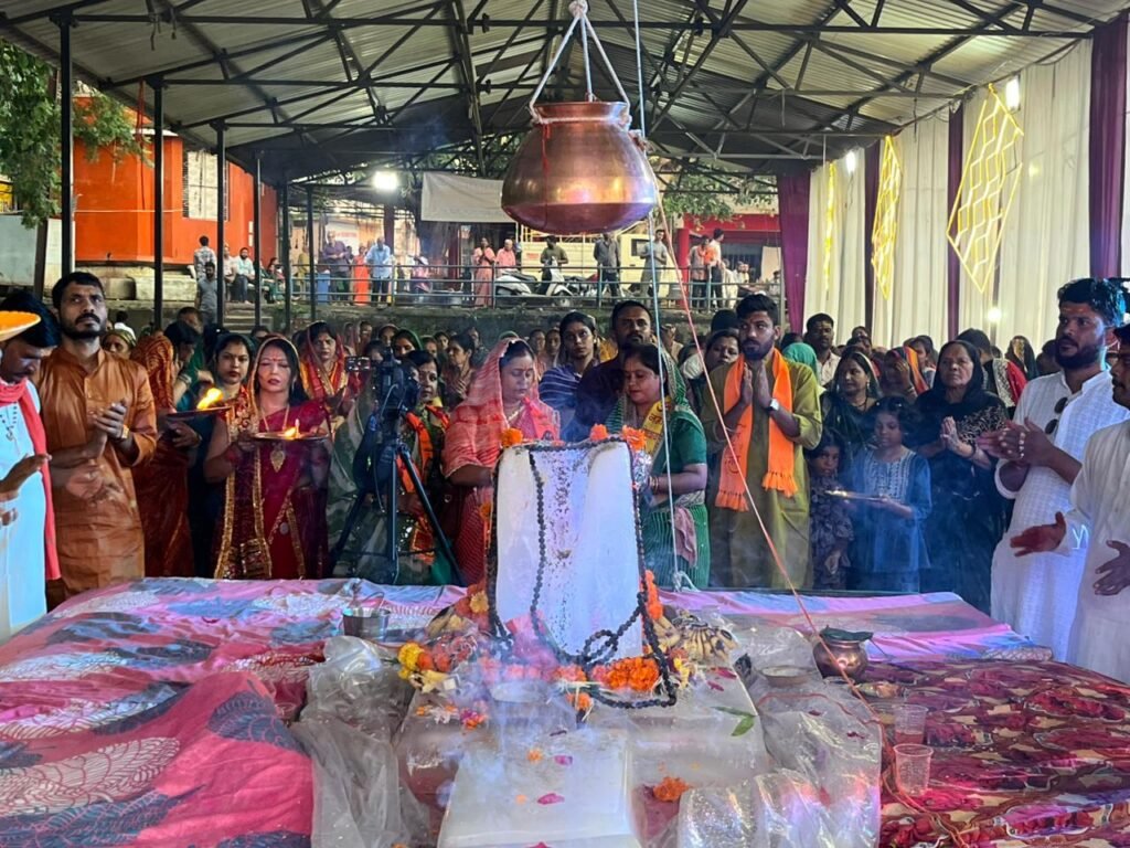 महिष्मति घाट पर भव्य रुद्राभिषेक, शिव नाम के जयघोष से गूंज उठा शहर