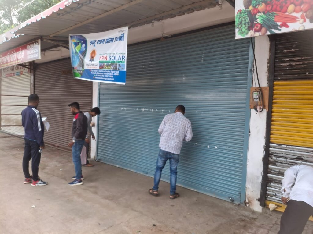 नगर निगम ने 21 दुकानों पर लगाए ताले