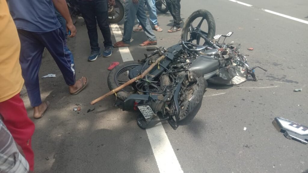 कंटेनर की टक्कर से मां-बेटे की मौके पर मौत