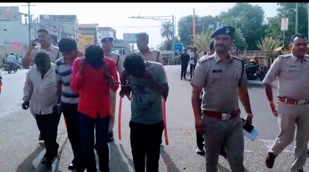 गौ मांस तस्करों का निकाला गया जुलूस, चार आरोपी गिरफ्तार