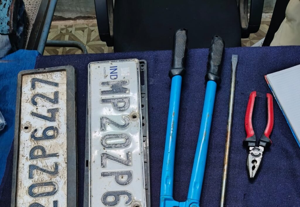 चोरी का खुलासा: 5 गिरफ्तार, लाखों की चांदी और कटर, पेंचकस सहित वाहन जब्त