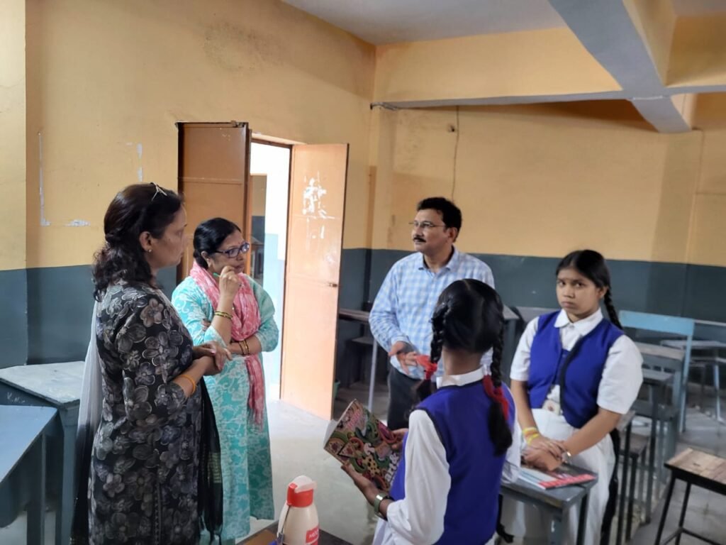 डीईओ ने अनेक विद्यालय का किया औचक निरीक्षण, बिना सूचना गायब मिले 3 शिक्षक
