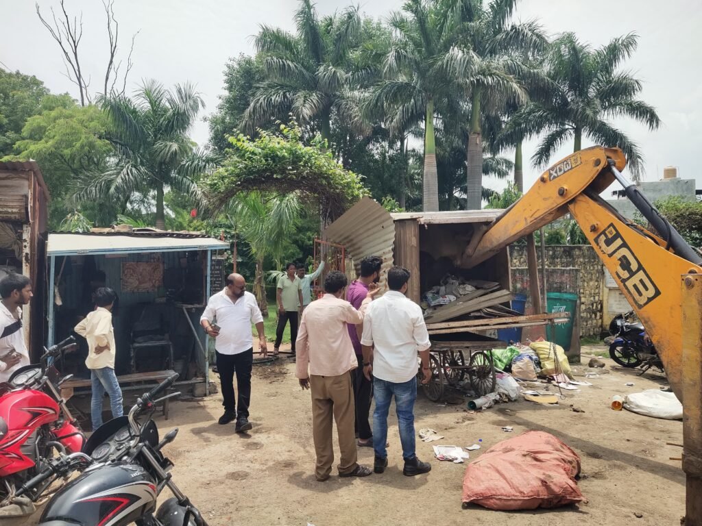 वीरांगना अवंती बाई लोधी पार्क के आस-पास से हटा अतिक्रमण 