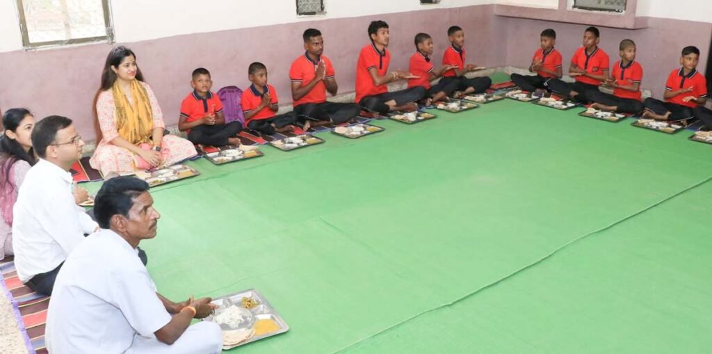 मूकबधिर बच्चों को कलेक्टर ने स्कूल बैग भेंट कर बढ़ाया उत्साह