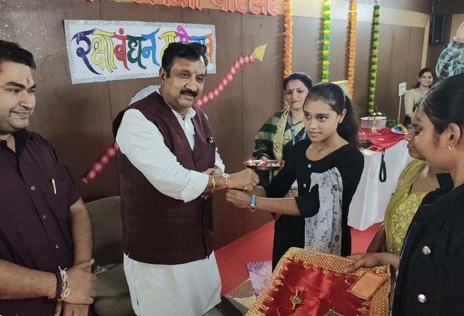 मंत्री डॉ. शाह ने छात्राओं से बंधवाई राखी