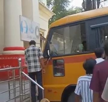 छात्र-छात्राओं से भरी बस दुर्घटनाग्रस्त, तीन घायल