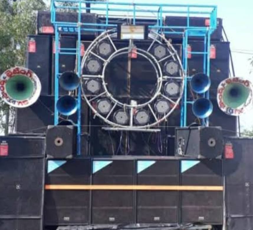 बर्थडे पार्टी में बजे कानफाडू डीजे, रहवासियों ने विरोध किया तो धमकाया, झूमाझप