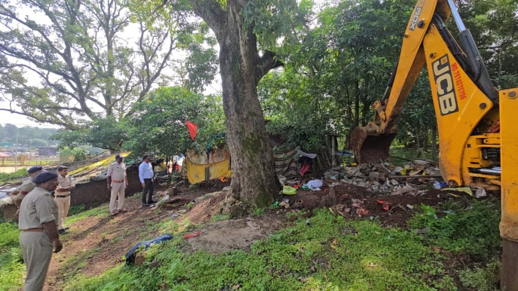 अमरकंटक में शासकीय भूमि के अतिक्रमण पर चला बुलडोजर