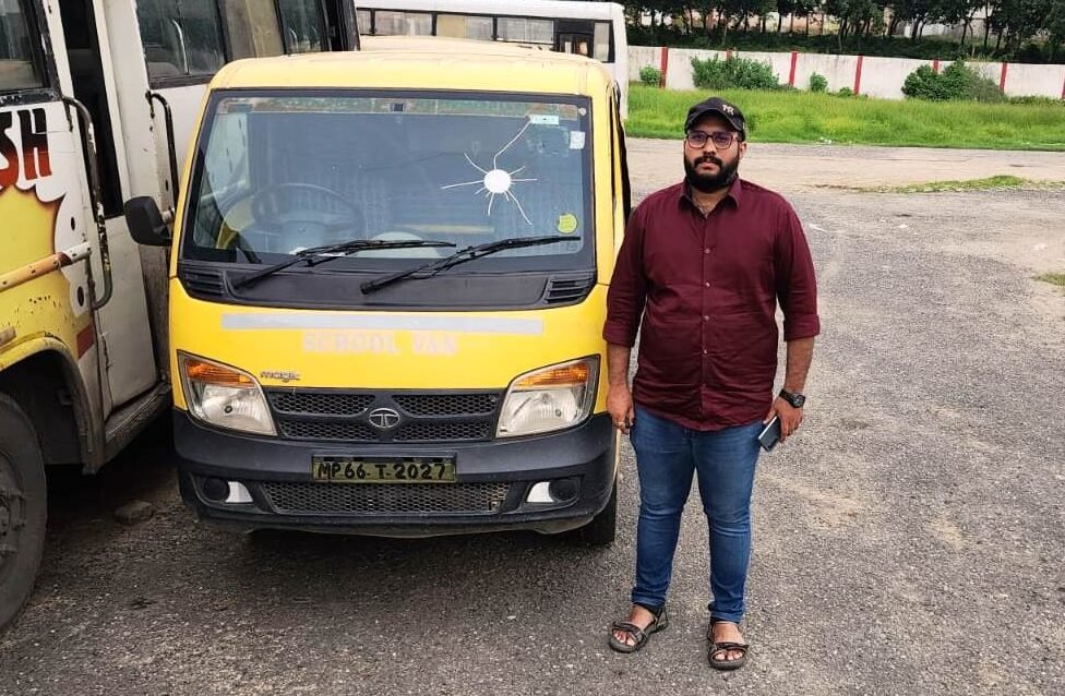 ई-कोल एवं DAV से पॉच किराया के स्कूल वाहन जप्त