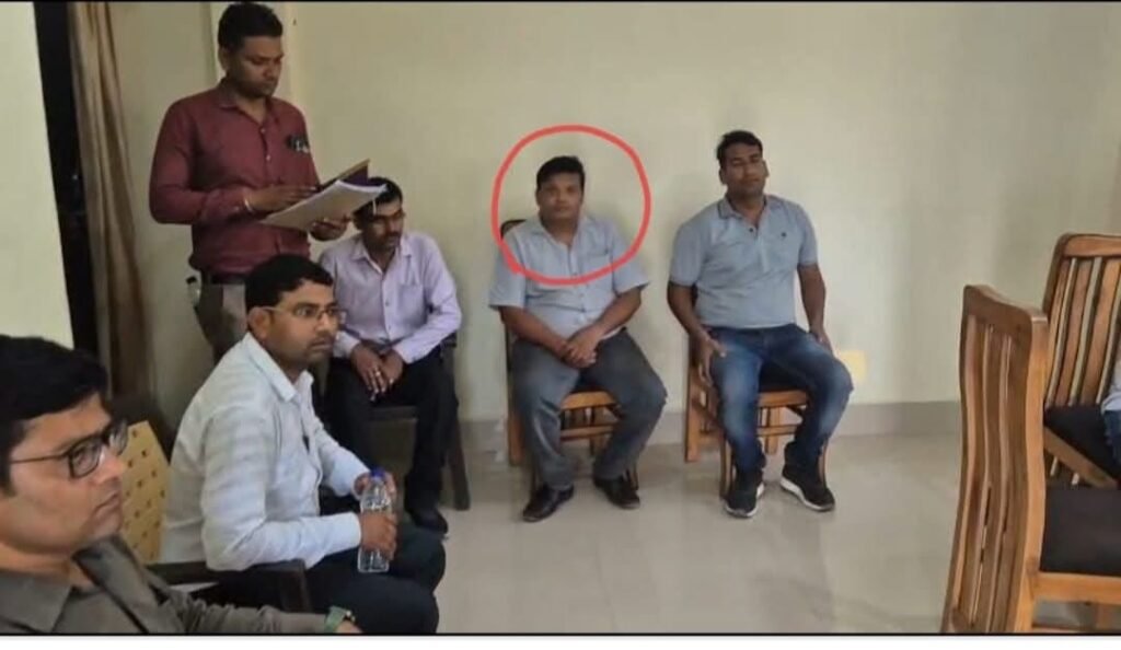 कंप्यूटर ऑपरेटर रिश्वत लेते पकड़ाया