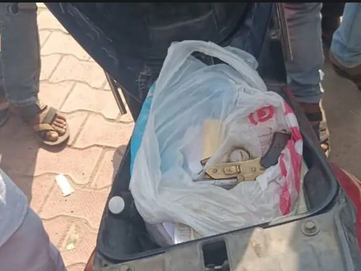 स्कूटी से अवैध देशी कट्टा बरामद