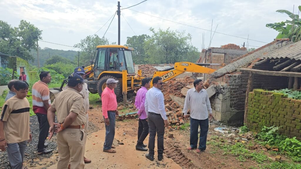 जमुना दादर में अतिक्रमण हटाया, जेसीबी से गिराया अवैध मकान