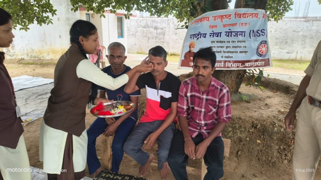 NSS की छात्राओं ने जेल में बंदियों को बांधा रक्षासूत्र