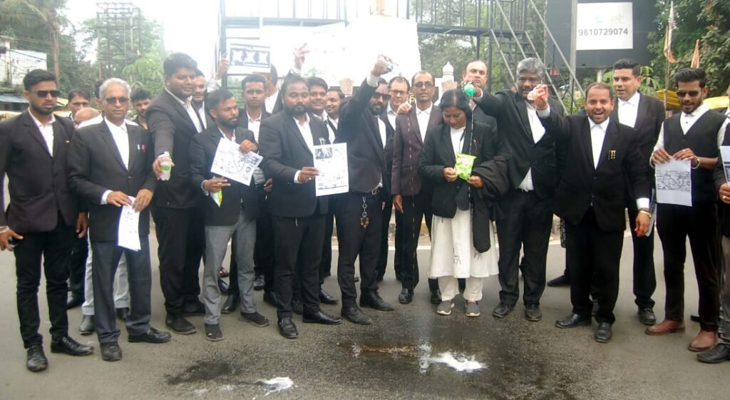 अधिवक्ताओं ने ट्रंप के खिलाफ लगाए नारे, जलाए पोस्टर