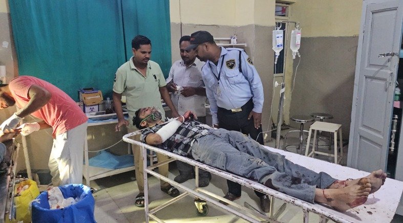 पेट्रोल पंप पर युवक को चाकू से गोदा, बचने के लिए इधर-उधर भागता रहा, दोस्त कपड़े से बांधकर अस्पताल ले गया
