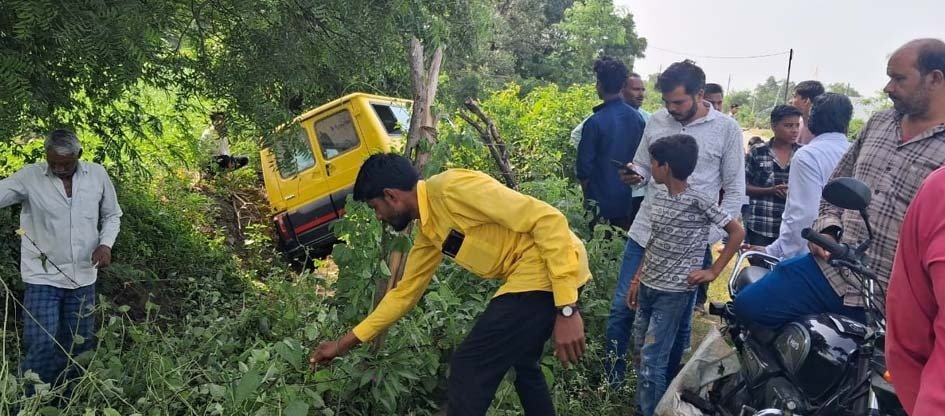 स्कूली बच्चों को लेकर जा रही वैन गहरे गड्ढे में उतरी