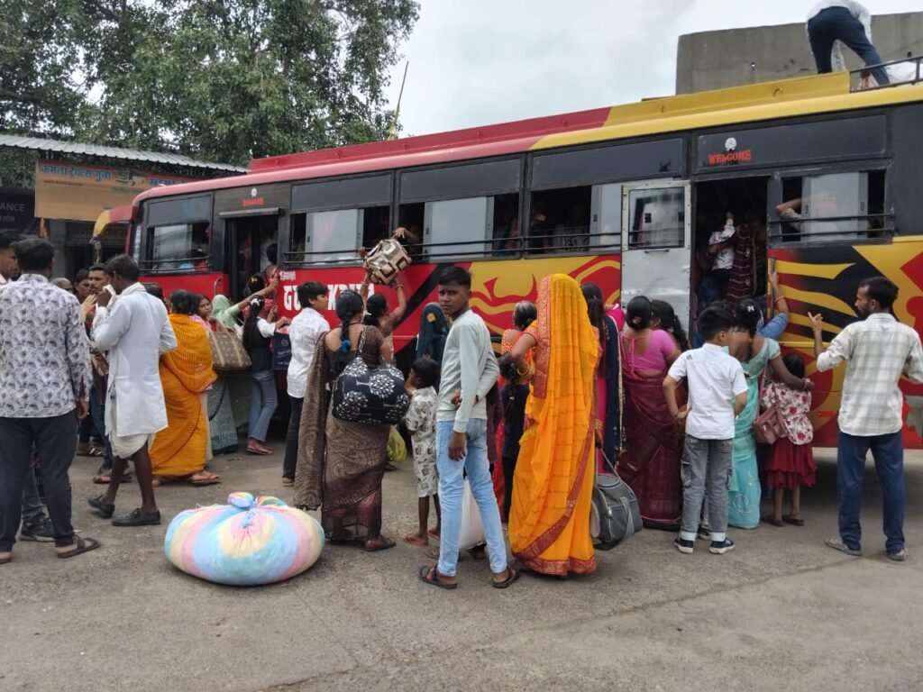 बसो, ट्रेन में नहीं मिली पैर रखने की जगह, खड़े होकर किया कई किमी का सफर तय