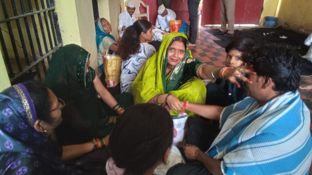 जेल में रक्षाबंधन: बहनों ने बांधा रक्षासूत्र, भावुक हुआ भाई-बहन का मिलन