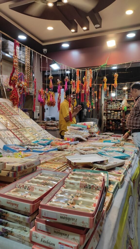 बहनों ने भैया की कलाई पर बांधी रेशम की डोर, रिटर्न गिफ्ट पाकर खुश