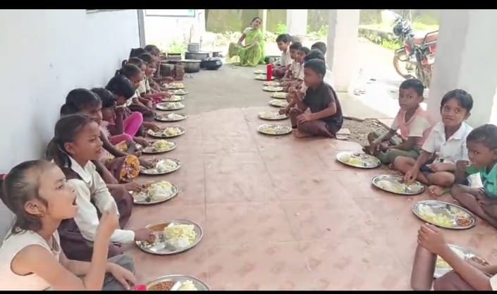 मध्याह्न भोजन में चींटियां, मचा हंगामा; बालाघाट के मडकापार स्कूल का मामला